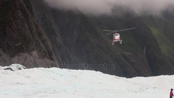 Yeni Zelanda karlı soğuk Dağları'nda buzul üzerinde helikopter oturur. — Stok video