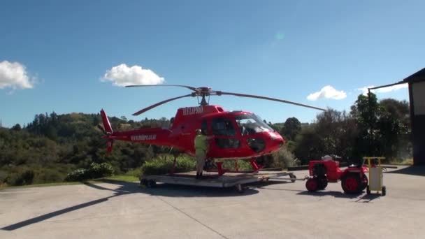 Hubschrauberlandeplatz und Mann in den Bergen in Neuseeland. — Stockvideo