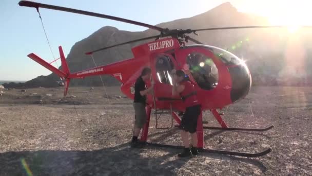 헬리콥터 이착륙 지 헬기와 산에서. — 비디오