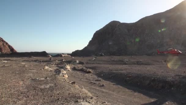 Вертоліт Helipad в горах . — стокове відео