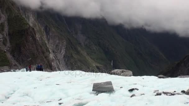 Pessoas turistas em montanhas nevadas . — Vídeo de Stock