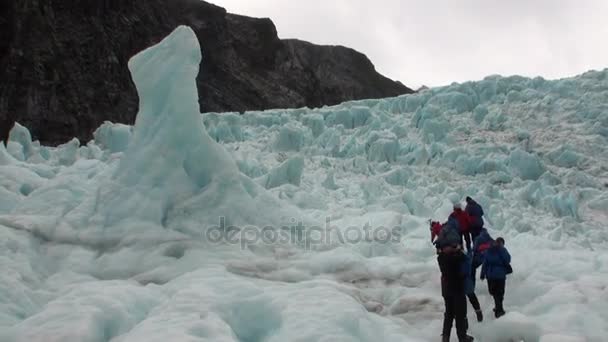 Menschen Touristen in schneebedeckten Bergen. — Stockvideo