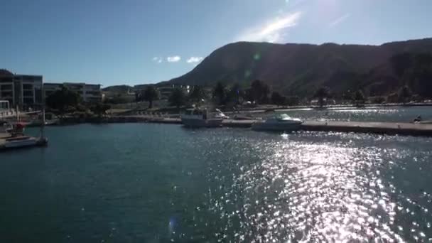 Molo cumowania jachtów na tle azure wody w słońcu w ocean. — Wideo stockowe