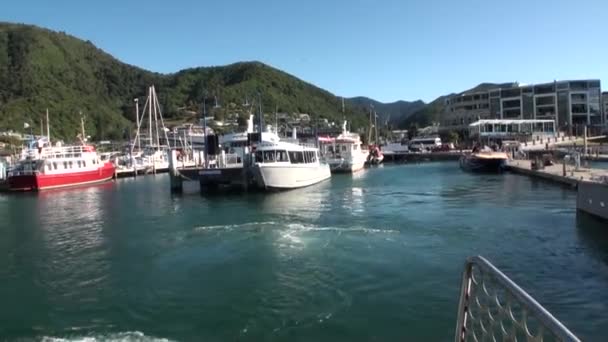 Yacht segel från piren på bakgrunden av azurblå vatten och berg. — Stockvideo