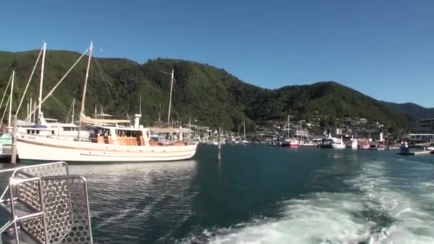 紺碧の水と山の背景に桟橋からヨットの帆. — ストック動画
