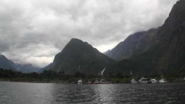 Yates embarcadero en el fondo de la montaña paisaje del océano en Nueva Zelanda . — Vídeo de stock