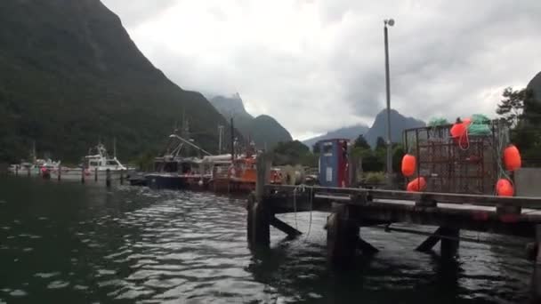 Jachten boot pier op achtergrond van landschap berg oceaan in Nieuw-Zeeland. — Stockvideo