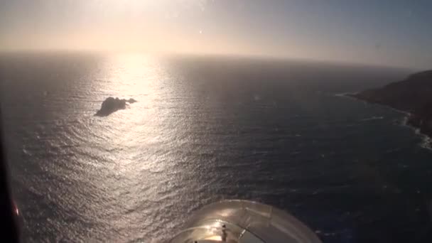 Vue sur le paysage océanique depuis un hélicoptère en Nouvelle-Zélande . — Video