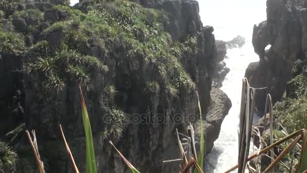 Wasserkraft im Canyon an felsiger Küste und Bergen Neuseeland. — Stockvideo