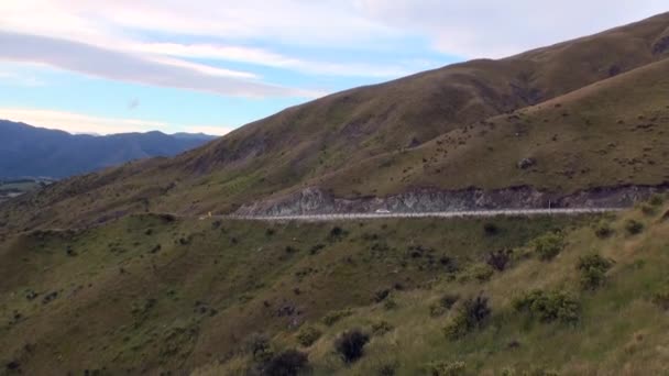 Viagem de carro nas montanhas verdes da Nova Zelândia . — Vídeo de Stock