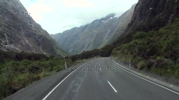 Viaje por carretera en las verdes montañas de Nueva Zelanda . — Vídeos de Stock