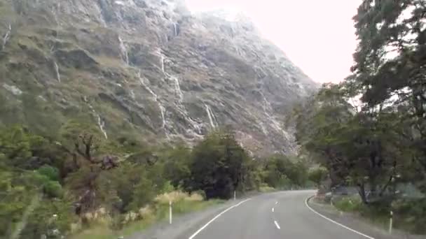 Viaje por carretera en las verdes montañas de Nueva Zelanda . — Vídeos de Stock