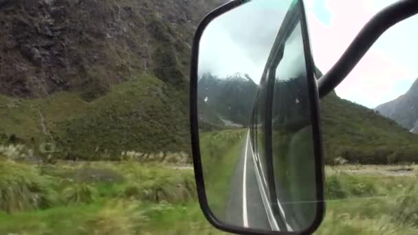 Viagem de carro nas montanhas verdes da Nova Zelândia . — Vídeo de Stock