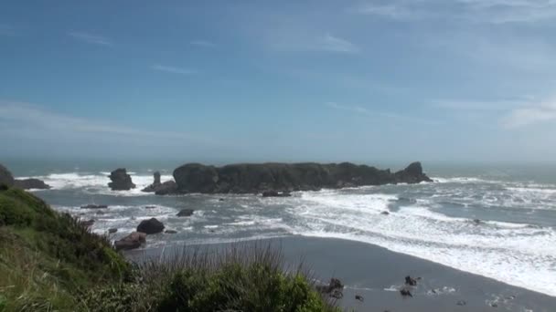 Seascape of waves on background of horizon, clouds in sky and rocks New Zealand. — Stock Video