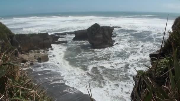 Paisaje marino de olas sobre fondo de horizonte, nubes en el cielo y rocas Nueva Zelanda . — Vídeo de stock