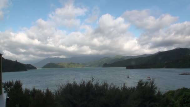 Paysage marin sur fond d'horizon, nuages dans le ciel et les montagnes en Nouvelle-Zélande . — Video