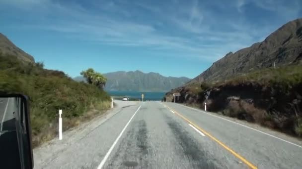 Serpentine road on ocean coast panorama view from car window in New Zealand. — Stock Video