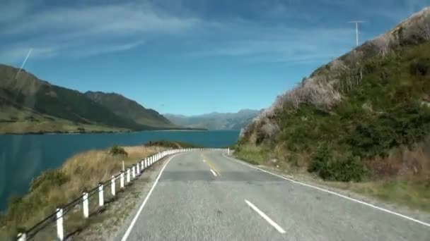 Okyanus kıyısında panorama görünüm serpantin yolda araba penceresinden Yeni Zelanda. — Stok video