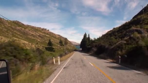 Estrada serpentina na costa oceânica vista panorâmica da janela do carro na Nova Zelândia . — Vídeo de Stock