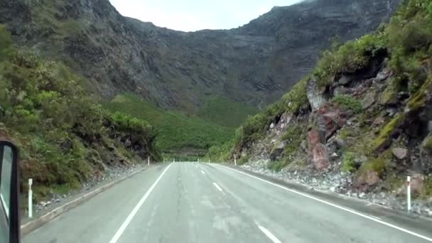 Vista panorâmica da estrada serpentina da janela do carro na Nova Zelândia . — Vídeo de Stock
