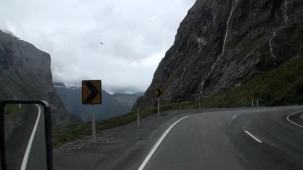 Vista panorámica de la carretera Serpentine desde la ventana del coche en Nueva Zelanda . — Vídeos de Stock