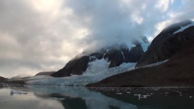 Buzlar dağı'nda Svalbard Arktik Okyanusu su arka plan üzerinde hareket.