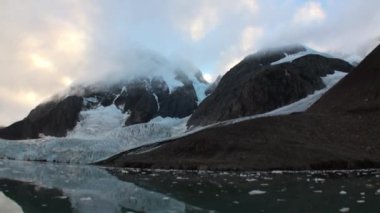 Sessizlik ve sakinlik buzlar arka planda, dağ Kuzey Buz Denizi.