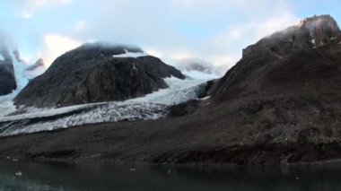 Buzlar dağı'nda Svalbard Arktik Okyanusu su arka plan üzerinde hareket.