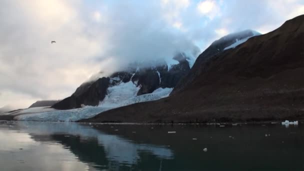 Stille und Ruhe der Eisschollen vor dem Hintergrund des Berges des arktischen Ozeans. — Stockvideo