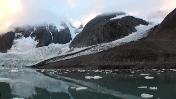 Floes de gelo em movimento no fundo da montanha na água do Oceano Ártico em Svalbard . — Vídeo de Stock