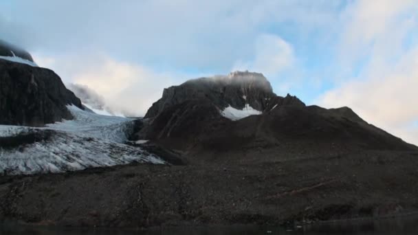 Tystnad och lugn av isflak på bakgrund av berg i norra ishavet. — Stockvideo