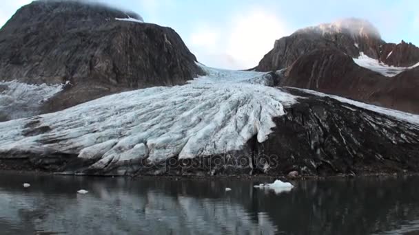 Glacier sur la côte en arrière-plan des eaux de l'océan Arctique à Svalbard . — Video