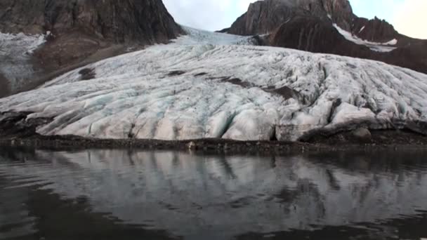 Ghiacciaio sulla costa sullo sfondo delle acque dell'Oceano Artico nelle Svalbard . — Video Stock