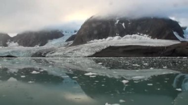 Arka plan su Svalbard Kuzey Buz Denizi, dağların muhteşem manzara.