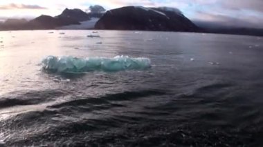 Buzul deniz kenarı Svalbard Arktik Okyanusu su arka planda.