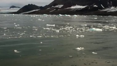 Arka plan su Svalbard Kuzey Buz Denizi, dağların muhteşem manzara.
