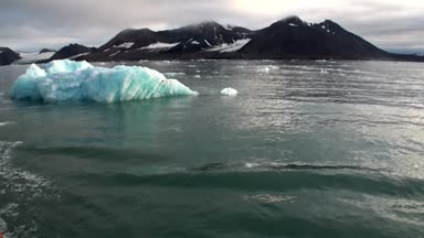 Arka plan su Svalbard Kuzey Buz Denizi, dağların muhteşem manzara.