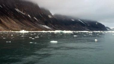 Arka plan su Svalbard Kuzey Buz Denizi, dağların muhteşem manzara.