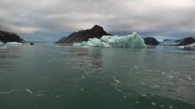 Günbatımı Svalbard Arktik Okyanusu karlı buzdağları bir arka plan üzerinde.
