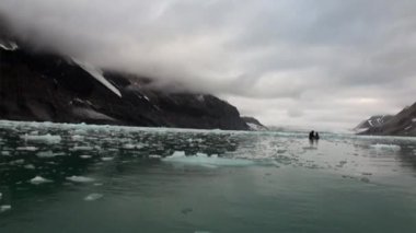 Buzlar dağı'nda Svalbard Arktik Okyanusu su arka plan üzerinde hareket.