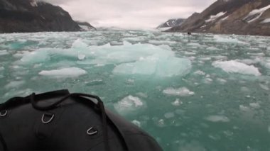 Tekne yelken üzerinde hareket buzlar, Kuzey Buz Denizi Svalbard içinde arka plan.