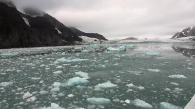 Buzlar dağı'nda Svalbard Arktik Okyanusu su arka plan üzerinde hareket.
