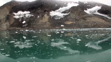 Buzlar dağı'nda Svalbard Arktik Okyanusu su arka plan üzerinde hareket.