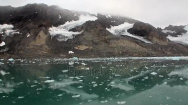 Buzlar dağı'nda Svalbard Arktik Okyanusu su arka plan üzerinde hareket.