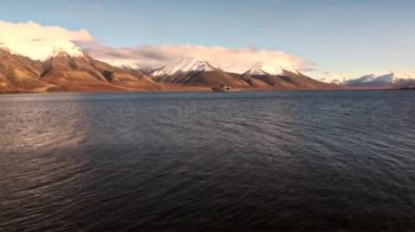 Güzel manzara dağ güneş ışığı altında Svalbard içinde arka planda gemi.