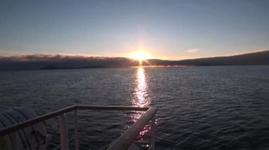 Geri gemi su arka plan günbatımı ufukta Svalbard üzerinde.