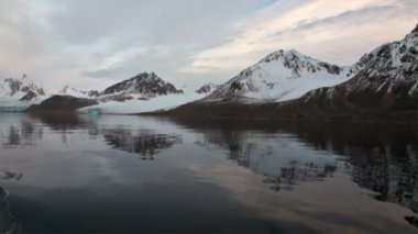 Buzlar dağı'nda Svalbard Arktik Okyanusu su arka plan üzerinde hareket.