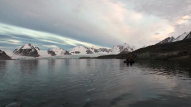 Arka plan Svalbard Arktik Okyanusu su kıyısında kayalık dağ.