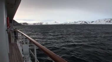 Svalbard Arktik Okyanusu su güvertede yat.