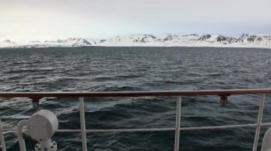 Svalbard Arktik Okyanusu su arka güvertede yat.